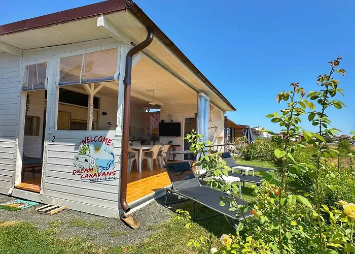 キャンプ場 каравани дрийм арапя ツァレヴォ